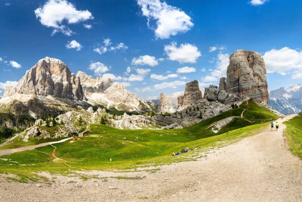 cinque torri incontournables dans les dolomites